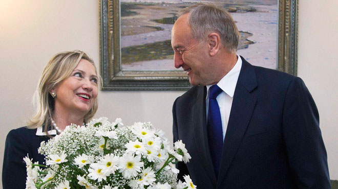 Ngoại trưởng Hillary Clinton nhận hoa tặng từ Tổng thống Latvia Andris Berzins. Latvia là điểm đến nước ngoài thứ 100 của bà Clinton.